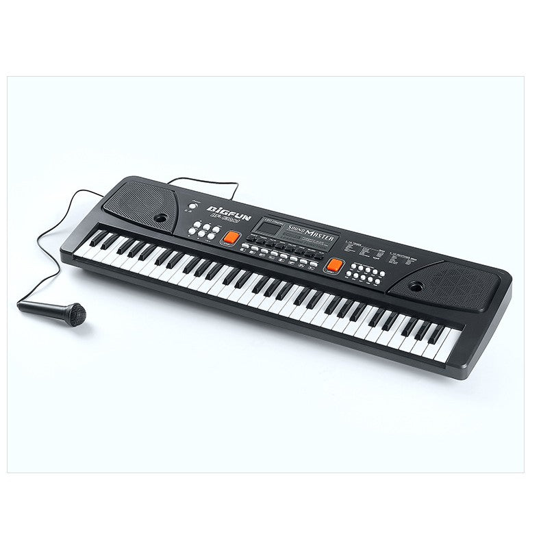 Orgă electronică neagră 43x16 cm în utilizare de copil, perspectivă lifestyle