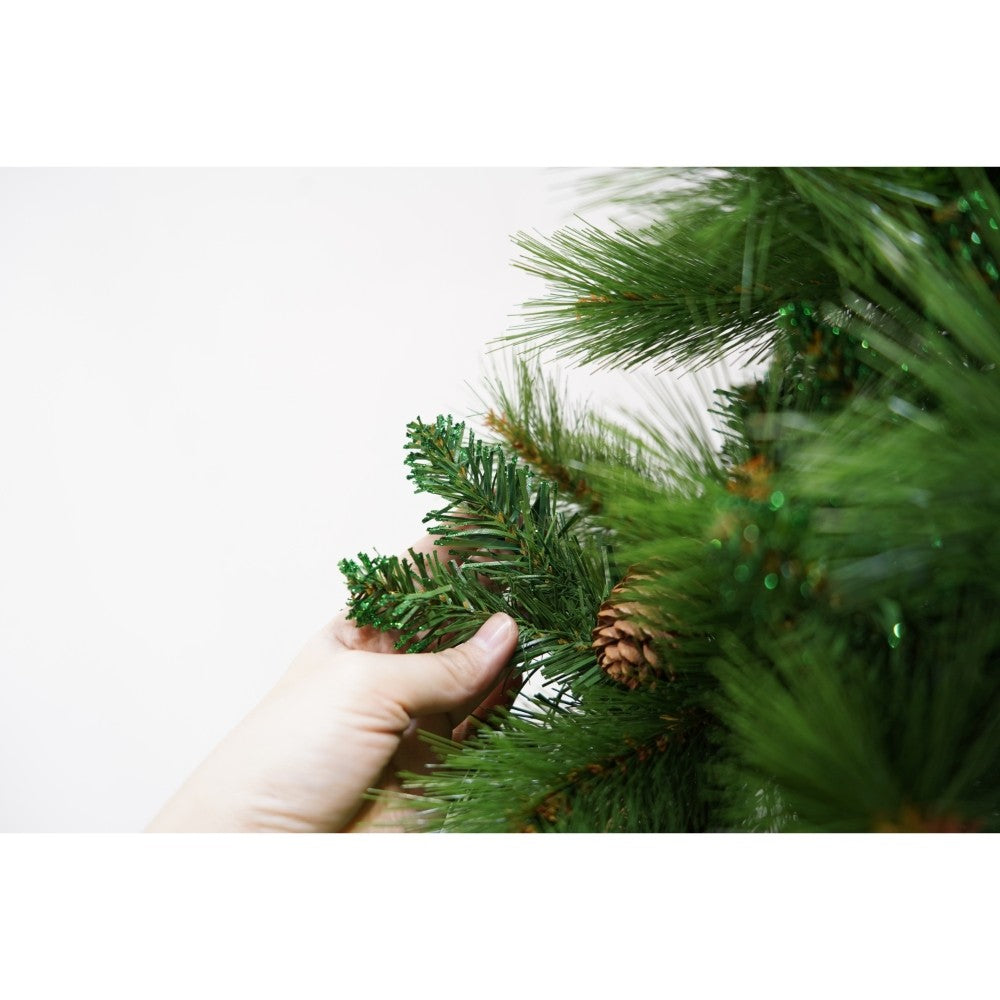 Műfenyő, fenyőtobozokkal díszítve, beltérre és kültérre, magasság 210 cm, átmérő 114 cm, 1057 ág, fém talppal