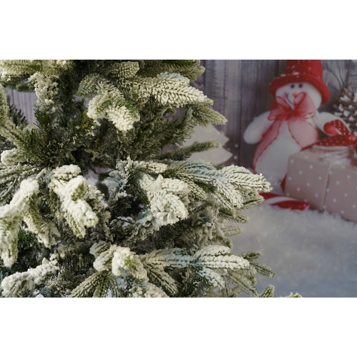 Brad artificial verde cu zăpadă 150 cm montat în interior, perspectivă din față, diametru 80 cm