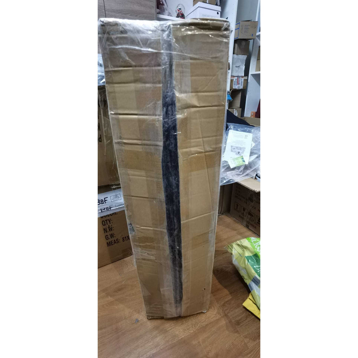 Detaliu bază metalică brad artificial 150 cm verde cu pulverizare albă tip zăpadă, suport stabil