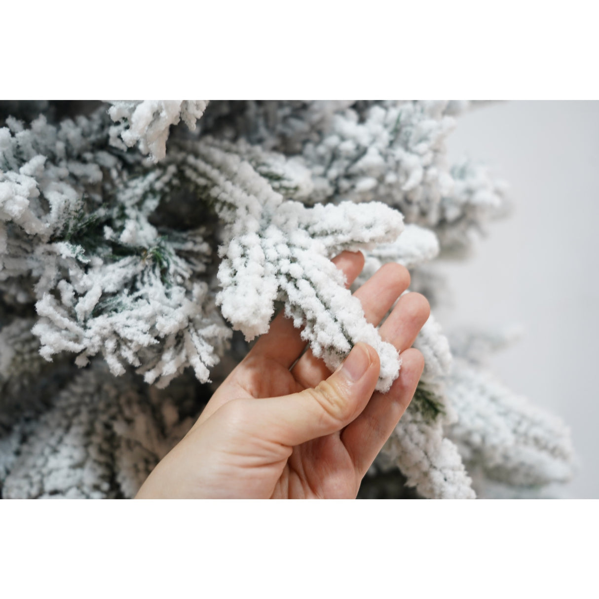 Brad Artificial de Craciun, Vivimall, 1.8 m inaltime, Verde, Pulverizat complet alb-tip zapada, Interior/ Exterior, Bogat 512 ramuri - vivimall.ro