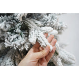 Brad Artificial de Craciun, Vivimall, 1.8 m inaltime, Verde, Pulverizat complet alb-tip zapada, Interior/ Exterior, Bogat 512 ramuri - vivimall.ro