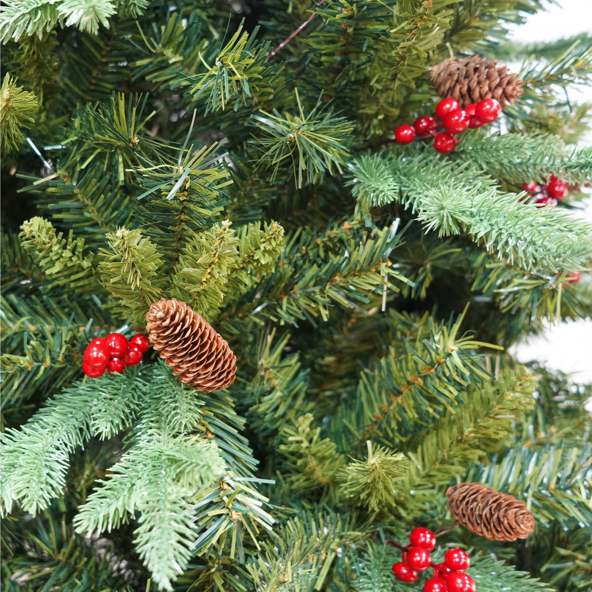 Brad Artificial bogat de Craciun Premium, Vivimall, 2.10 m inaltime, suport metalic inclus, Verde, Decorat, Interior/ Exterior, 1172 ramuri - vivimall.ro