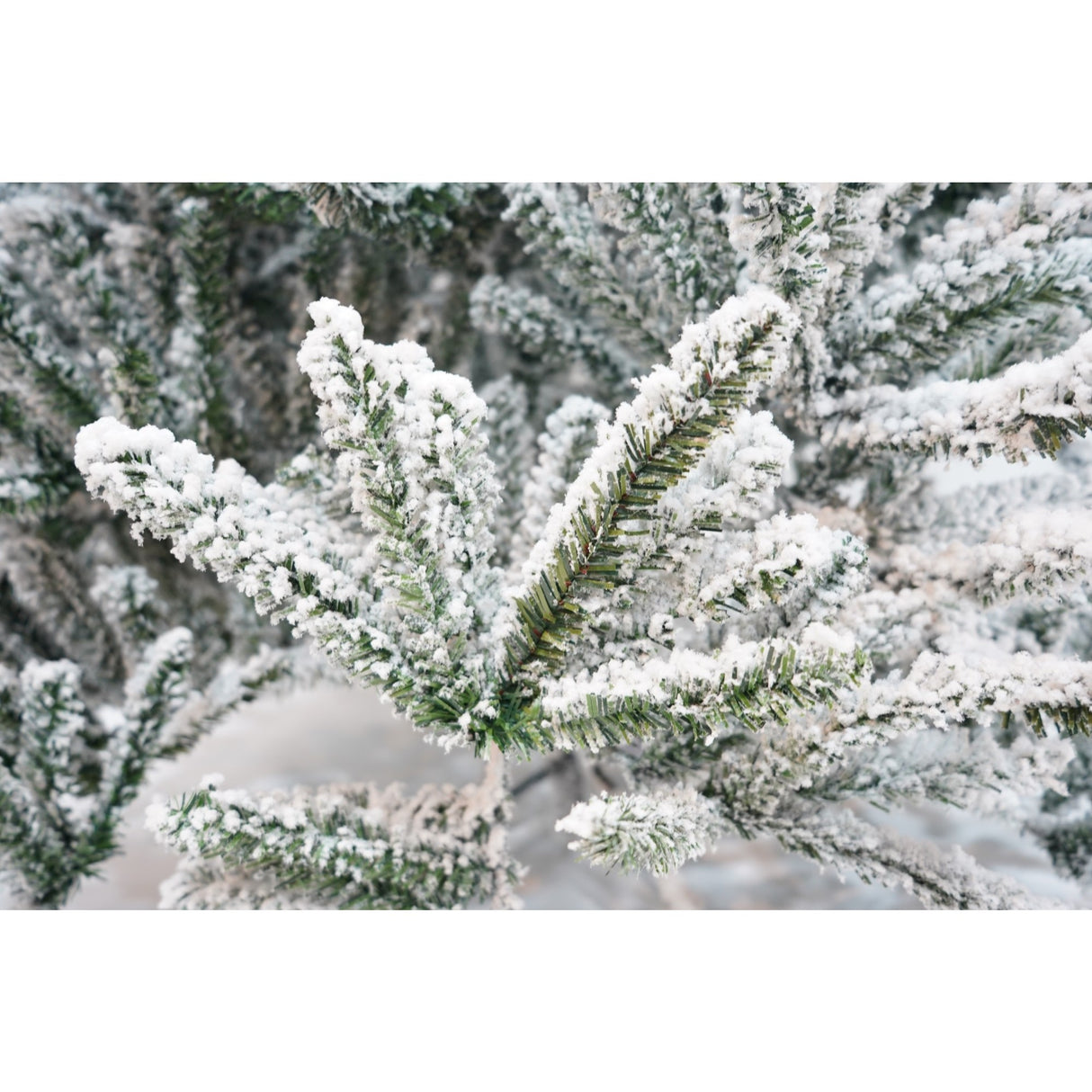 Brad Artificial de Craciun, Vivimall, 2.10 m inaltime, Verde, Pulverizat alb-tip zapada, Diametru inferior 130 cm, Interior/ Exterior - vivimall.ro