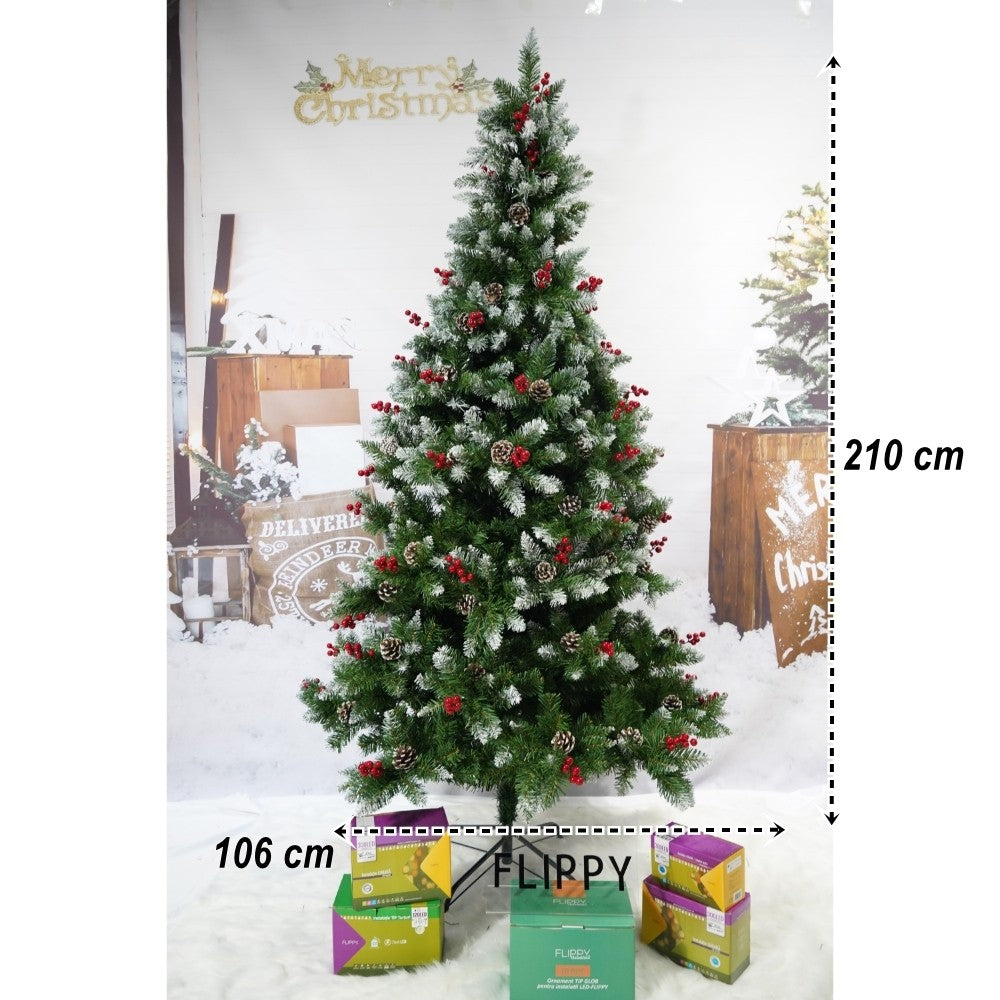 Műfenyő havas dísz, piros fenyőtobozokkal díszítve, magasság 210 cm, átmérő 106 cm, 643 ág, fém talppal