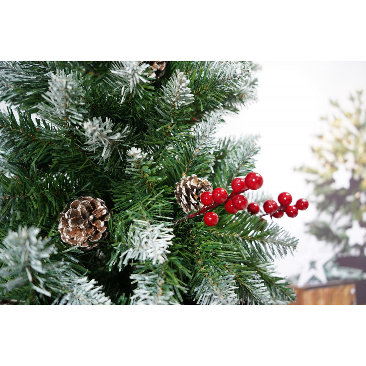 Prémium műfenyő, havas mintás, piros fenyőtobozokkal díszítve, 240 cm magas, 863 dús ággal, fém talppal
