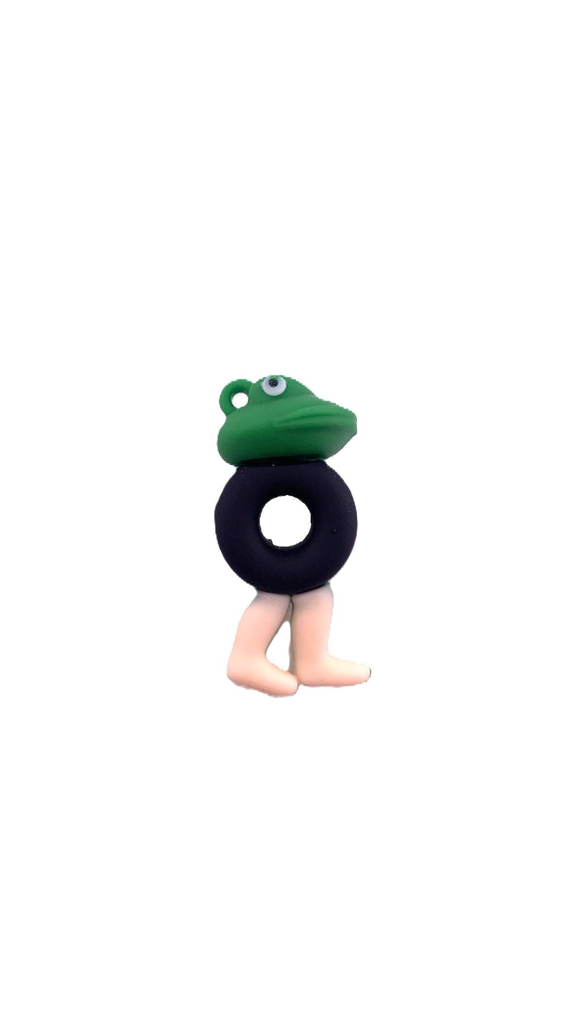 Breloc de Chei din Silicon, Flippy, Figurina Brainrot Broscuta cu Anvelopa Boneca Ambalabu, 4 cm, Negru/Verde - vivimall.ro