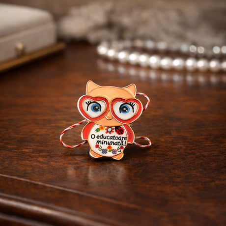 Martisor Brosa Mica in Cutie, Jolie, Model Bufnita O Educatoare Minunata, Metal, 5 x 3 cm, Multicolor - vivimall.ro