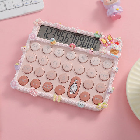 Detaliu taste rotunde și decor 3D cu prăjituri și fundițe al calculatorului roz kawaii pentru birou și școală