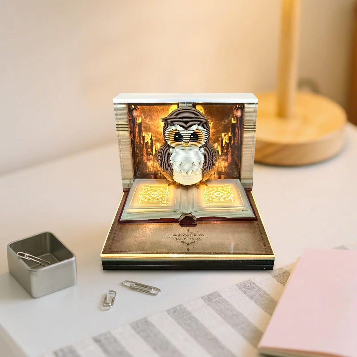 Calendar interactiv 3D Magic World 2026 cu luminițe LED calde aprinse, efect decorativ noapte