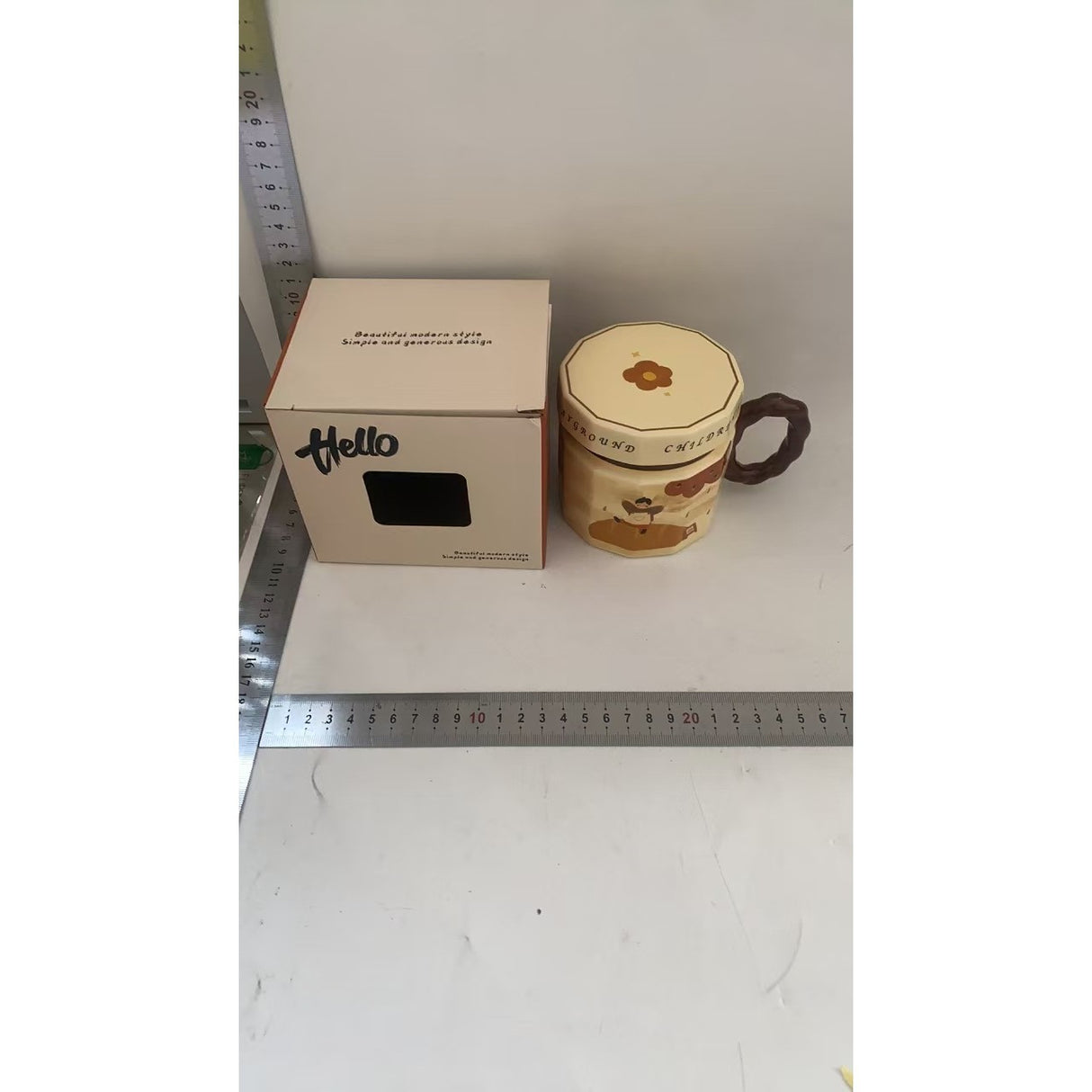 Cana din ceramica, Vivimall, Cana pentru Cafea, Ceai, Cana Universala, Unisex, Cana cu Capac, 9 x 8 x 8 cm, 400 ml, Model Baietel Bej - vivimall.ro