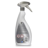 Spray dezinfectant CIF Professional utilizat pe suprafață de lucru din bucătărie profesională, perspectivă laterală