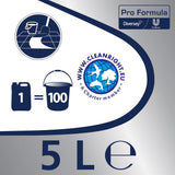 Soluție detergent universal CIF Pro Formula pregătită în găleată cu apă caldă