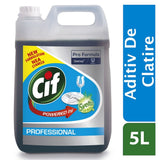 CIF Professional Rinse Aid 5 L în uz, turnat în dozatorul mașinii de spălat vase industriale