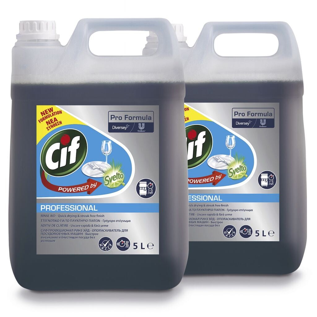 Pahar strălucitor curat după clătire cu CIF Professional Rinse Aid, fără urme de apă dură