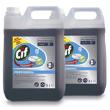 Pahar strălucitor curat după clătire cu CIF Professional Rinse Aid, fără urme de apă dură