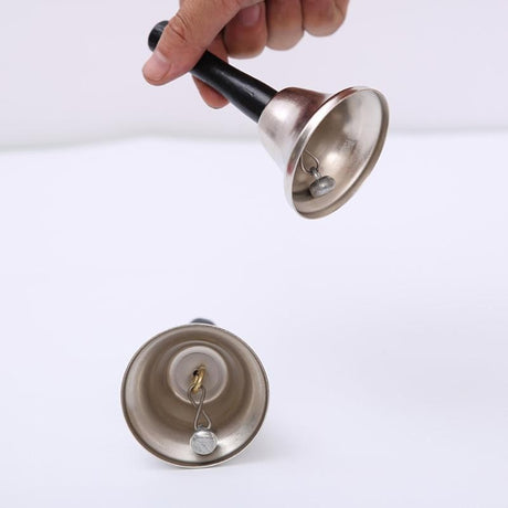 Kézi csengő, fém, fa fogantyú, hossza 12 cm, átmérő 6,5 cm 