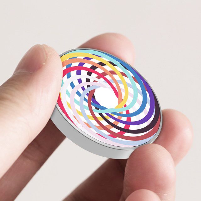 Jucărie giroscopică Flippy spirală multicolor ținută în mână, perspectivă lifestyle
