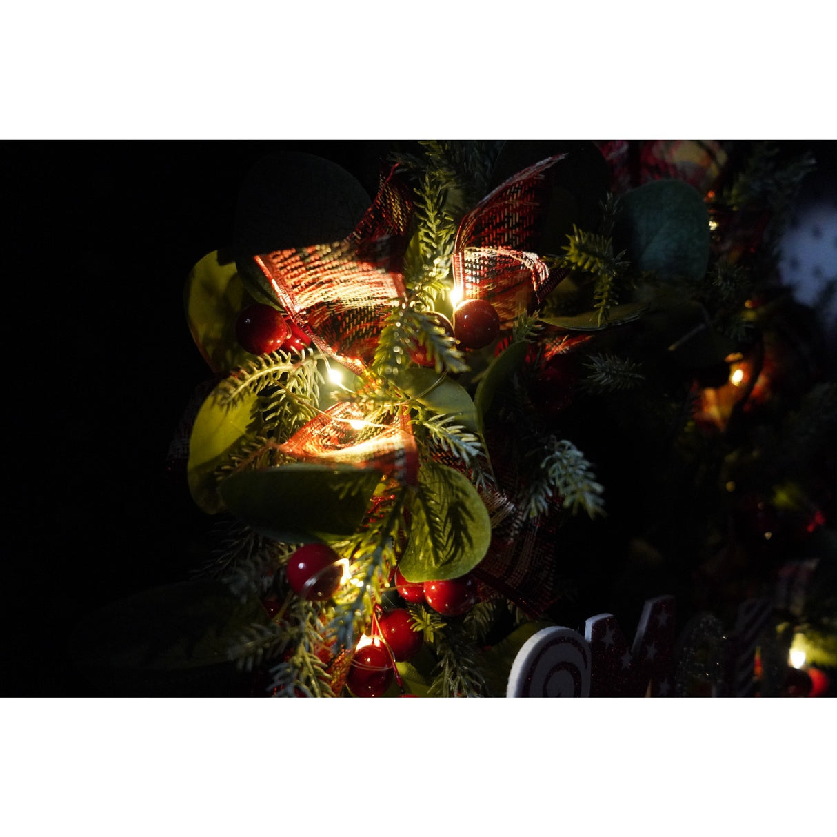 Karácsonyi koszorú ajtóra, 40 cm, PVC, műbőr, díszített, LED-del, beltéri/kültéri