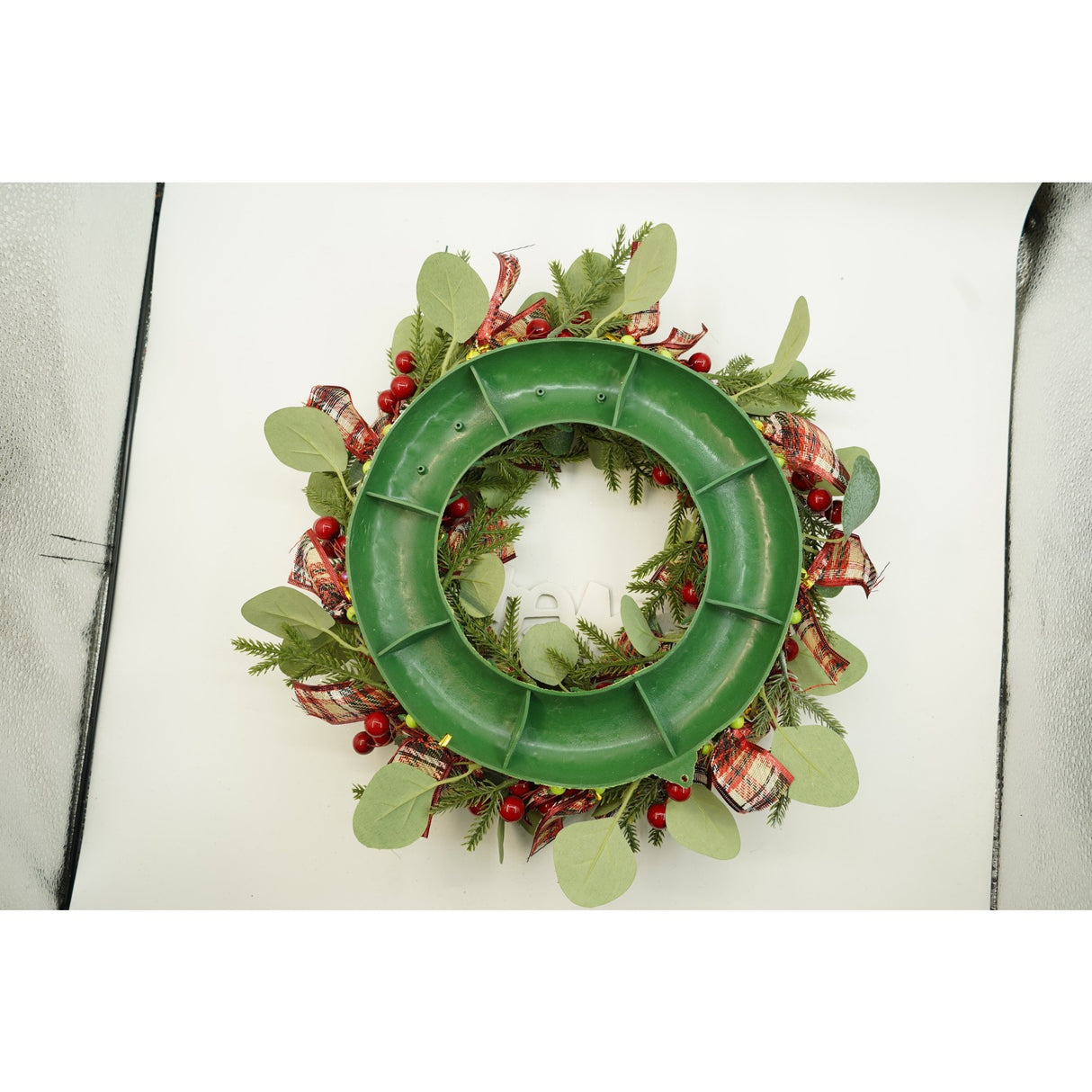 Karácsonyi koszorú ajtóra, 40 cm, PVC, műbőr, díszített, LED-del, beltéri/kültéri