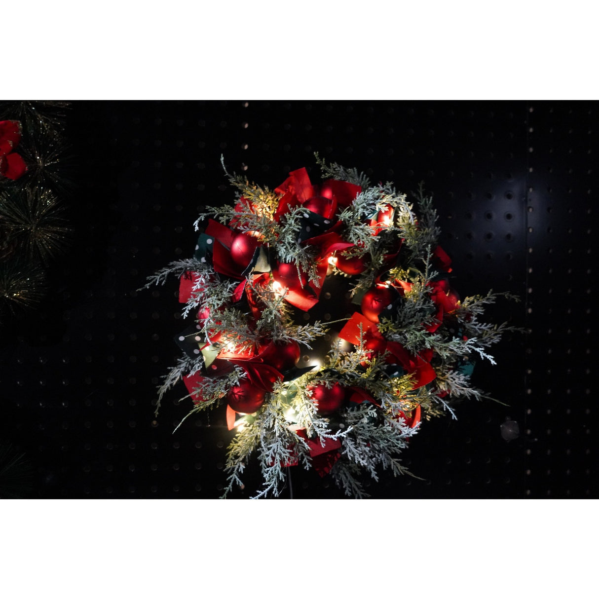 Karácsonyi koszorú ajtóra, piros/, 40 cm, PVC, mű, díszített, LED-del, beltéri/kültéri