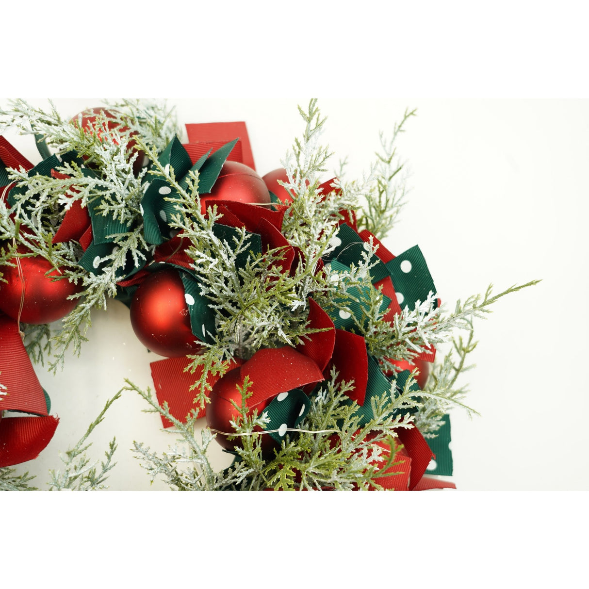 Karácsonyi koszorú ajtóra, piros/, 40 cm, PVC, mű, díszített, LED-del, beltéri/kültéri