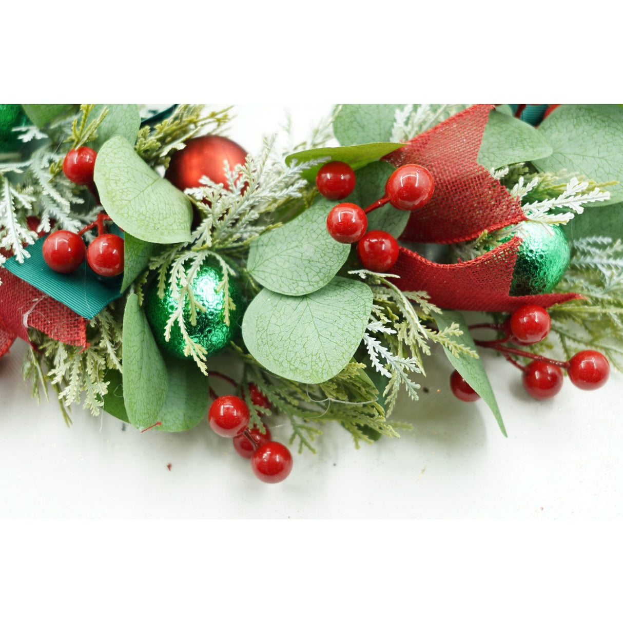 Karácsonyi koszorú ajtóra, piros, 40 cm, PVC, mű, díszített, beltéri/kültéri