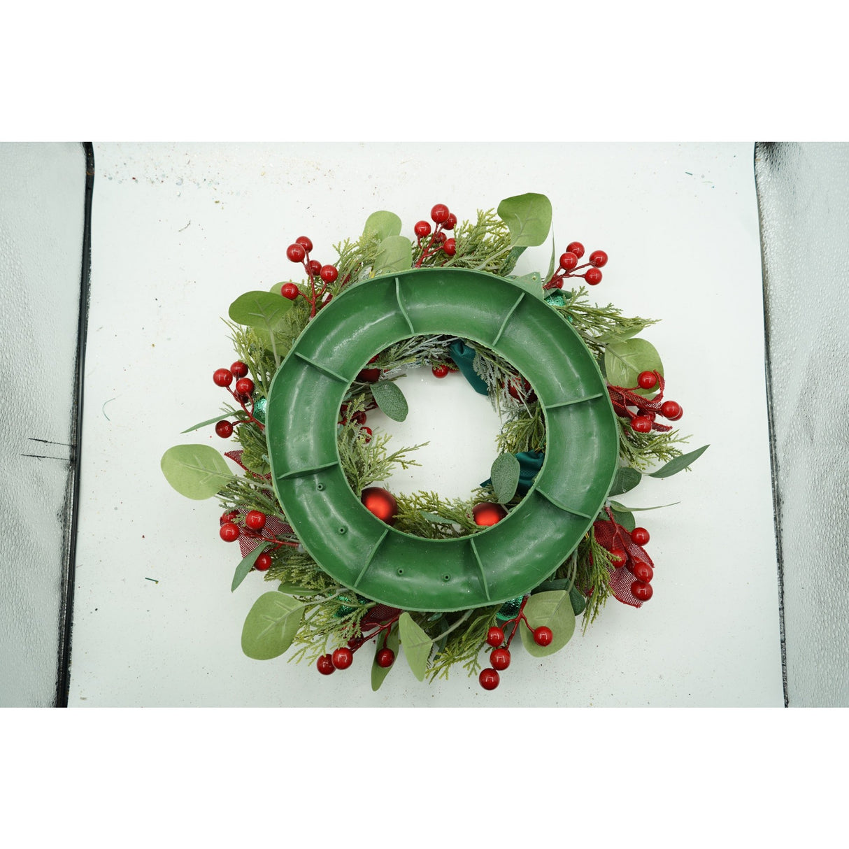 Karácsonyi koszorú ajtóra, piros, 40 cm, PVC, mű, díszített, beltéri/kültéri