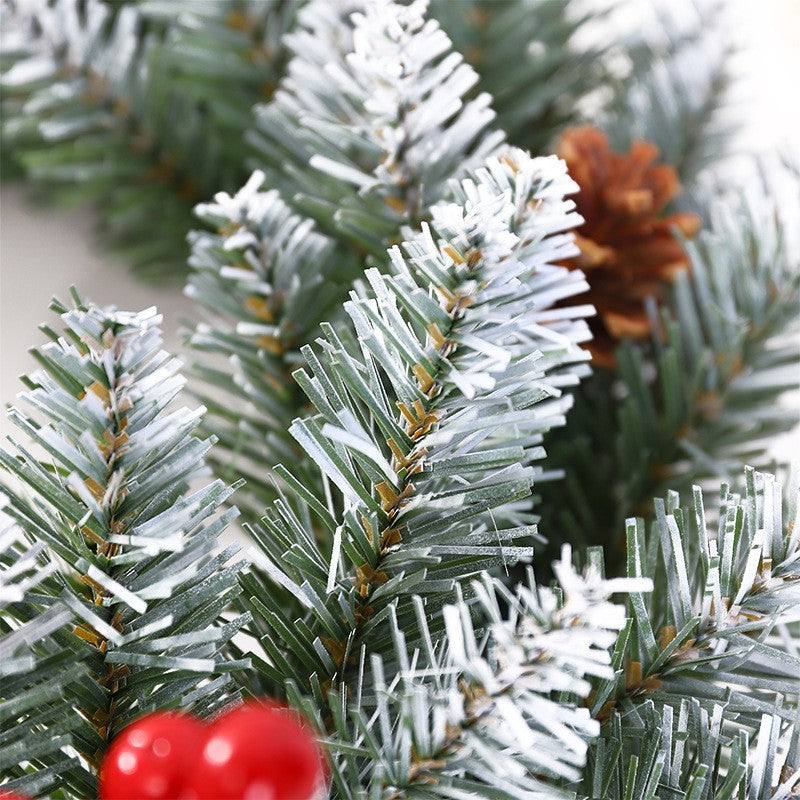 Karácsonyi koszorú 50 cm, műfenyőből, tobozokkal és áfonyával díszítve