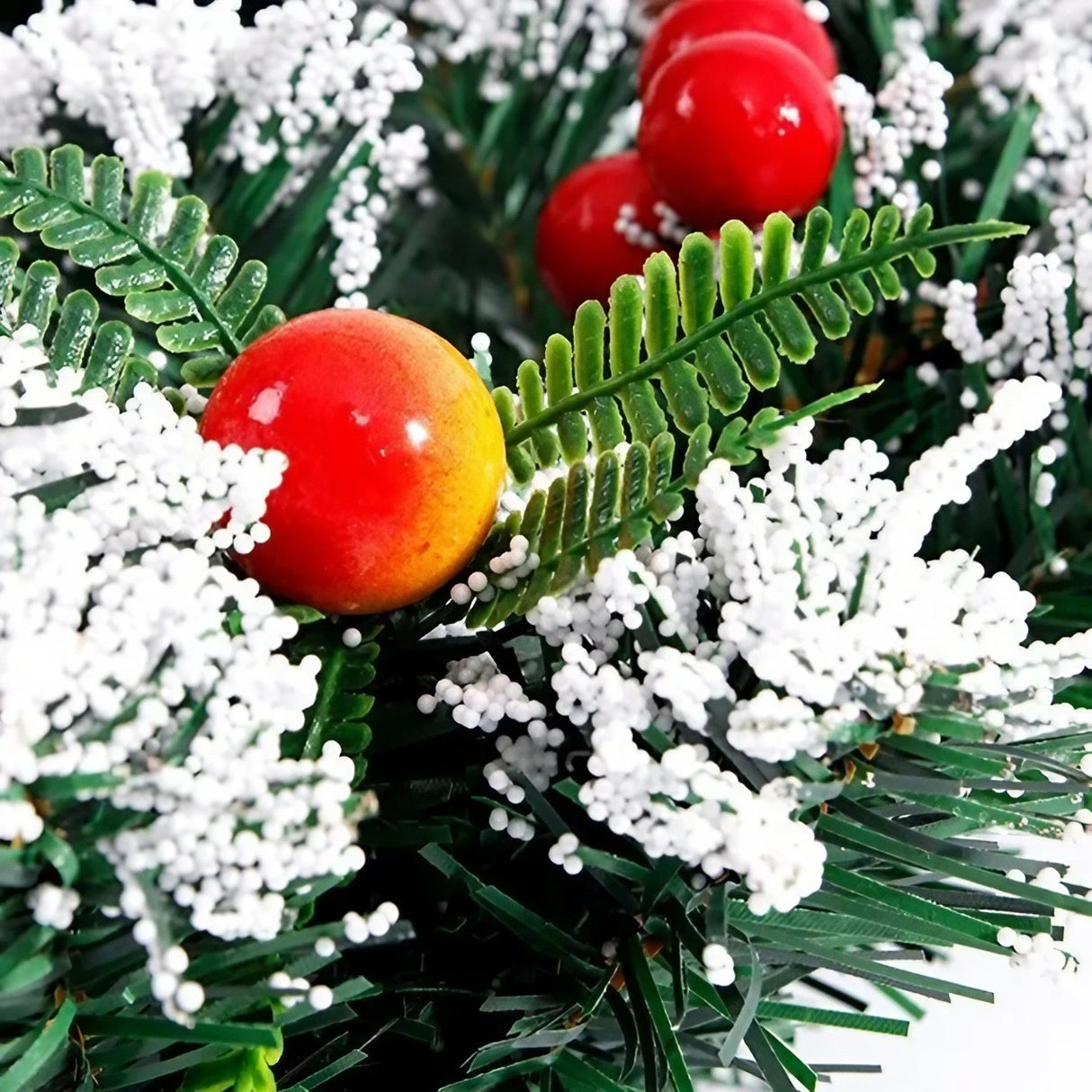 Coronita pentru Craciun Vivimall, diametru 20 cm, din brad artificial, decorata cu conuri si merisoare, inzapezit, Verde/Alb - vivimall.ro