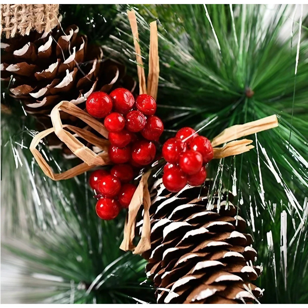 Karácsonyi koszorú, átmérője 32 cm, műfenyőből, tobozokkal és áfonyával díszítve, 3 masnival. /Fehér