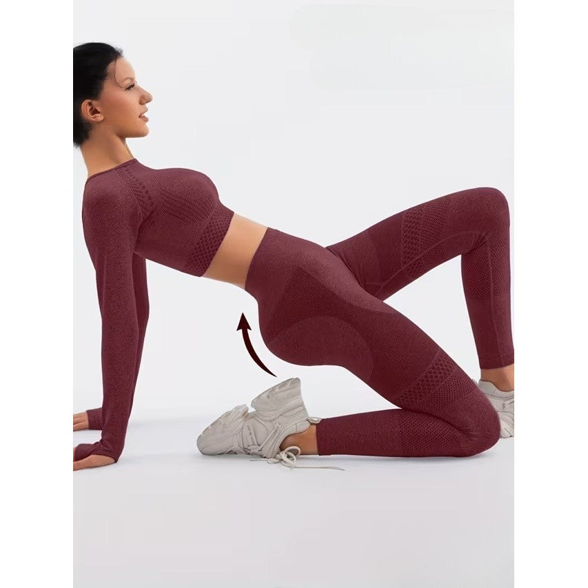 Set sport damă Vivimall 2 piese burgundy purtat în poziție yoga, top scurt și colanți talie înaltă