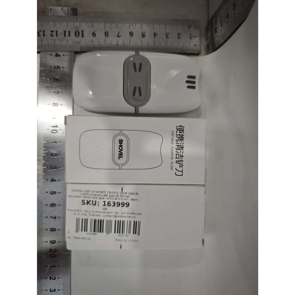 Mini racletă Vivimall 10×4,8×1 cm alb/gri, vedere de ansamblu cu accesorii incluse în set