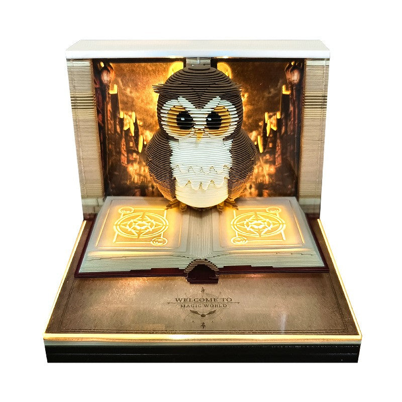 Calendar interactiv 3D 2026 cu luminițe LED, model Bufnița Magic World, vedere frontală, culoare maro
