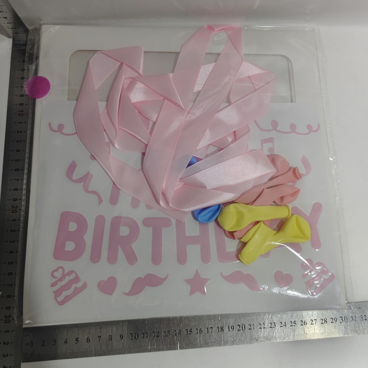 Cutie pentru Baloane, Vivimall, Tematica Aniversare, Model Scris Happy Birthday, Baloane Albastre, Roz, Galbene si Panglica Incluse, Contur Alb, Transparenta, 30x30 cm - vivimall.ro