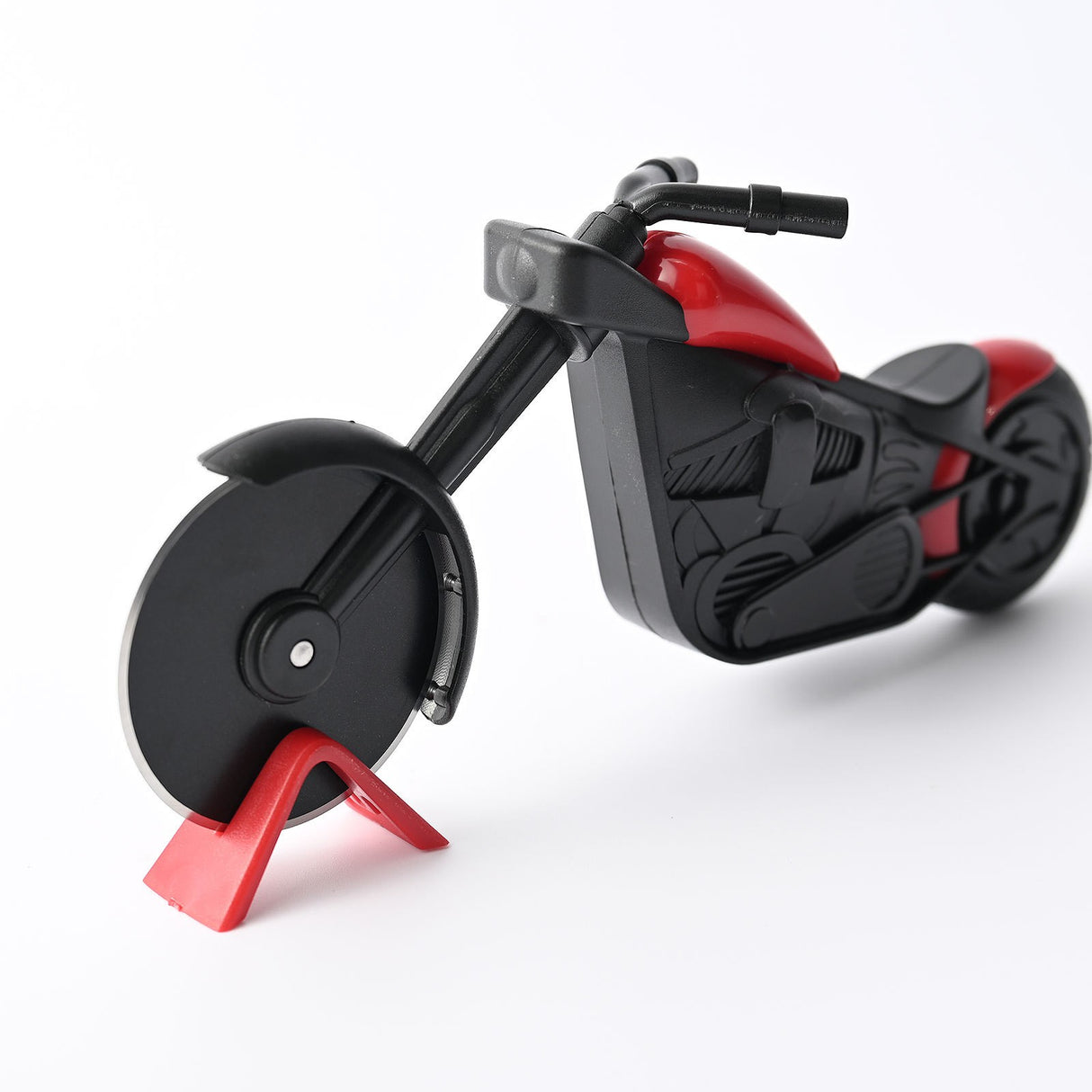 Cutit pizza creativ Vivimall, in forma de motocicleta, cu suport pentru cutit, 21.5 x 9.5 cm, otel/PP, negru - vivimall.ro