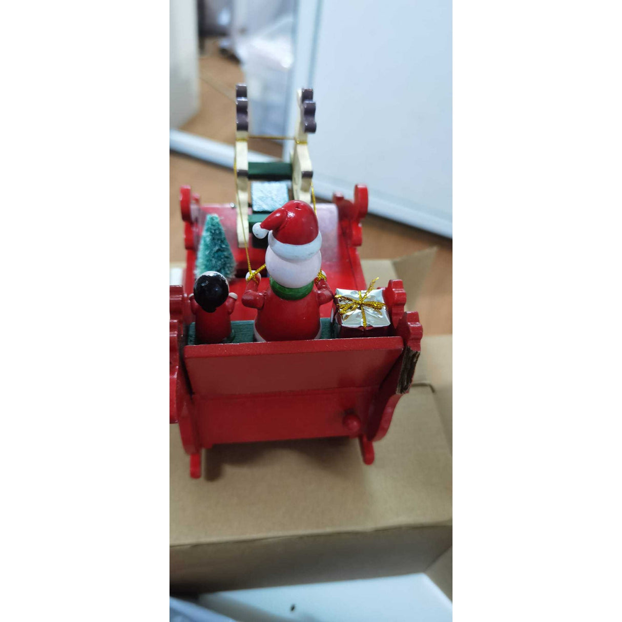 Cutiuta muzicala decorata, Sania lui Mos Craciun, Rosu, din Lemn, 16 cm x 18.5 cm, Interior, Vivimall, Resigilat - vivimall.ro