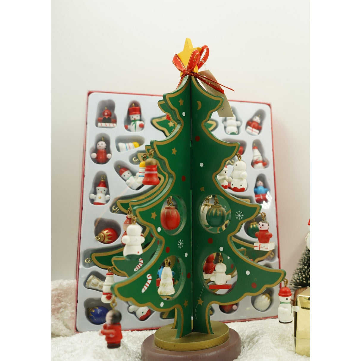 Decoratiune Craciun, Brad, Verde, 8 cavitati cu ornamente, 18.5 cm x 25 cm, Lemn, Vivimall - vivimall.ro