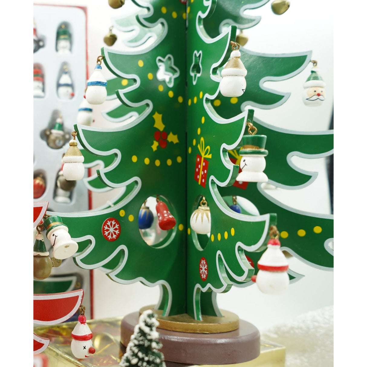 Decoratiune Craciun, Brad, Verde/Alb, 15 cavitati cu ornamente, 25.5 cm x 33 cm, Lemn, Vivimall - vivimall.ro