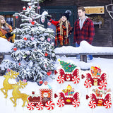 Decoratiune de Craciun, Vivimall, pentru Gradina, Tip Trenulet, 7 Figurine + Bete de Infipt in Pamant, din Plastic, Impermeabil, Model Renii Joy si Noel, Multicolor - vivimall.ro