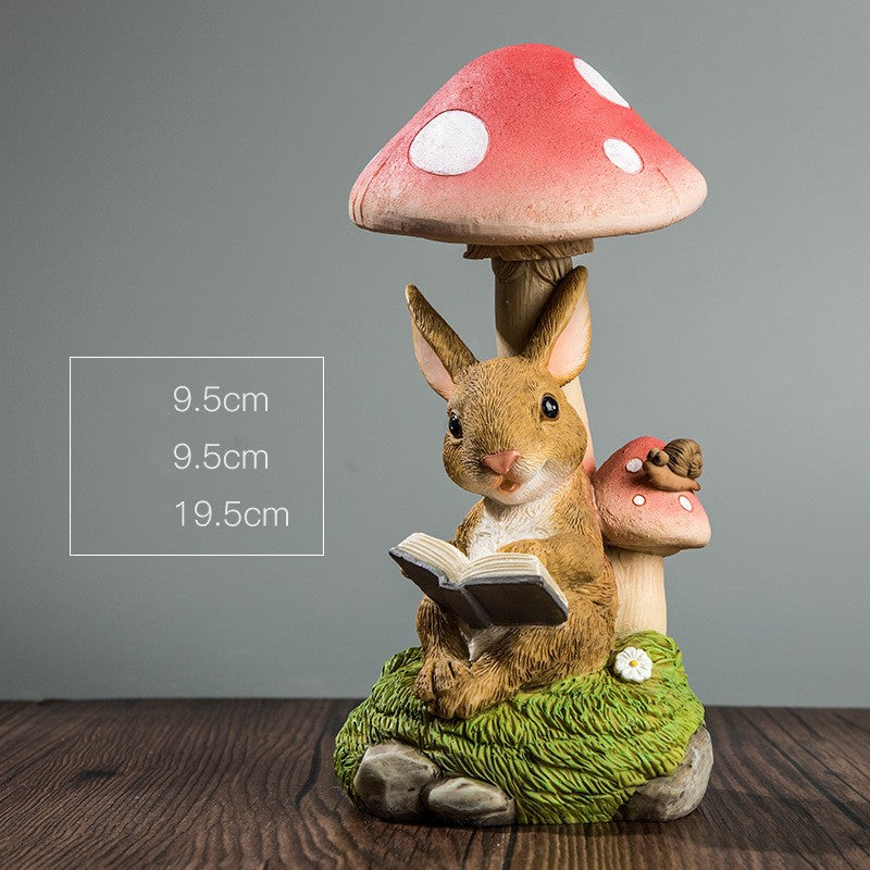 Decoratiune pentru Gradina, Vivimall, Lumini LED cu Incarcare solara, 19.5 x 9.5 x 9.5 cm, Model Ciuperca cu Iepuras care Citeste, Maro deschis - vivimall.ro