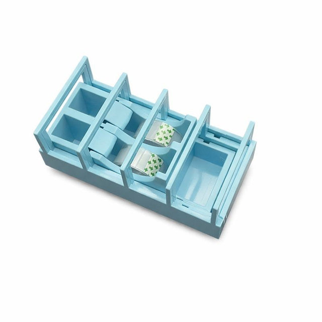 Dispenser bandă adezivă albastru deschis din plastic, vedere frontală, dimensiuni 15,5 x 7,7 x 7,4 cm