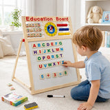 Detaliu accesorii magnetice tablă Flippy: litere, cifre, semne matematice și ceas didactic pe suprafața albă