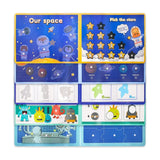 Copil de 3 ani lipind stickere reutilizabile cu astronauți în Quiet Book senzorial Flippy