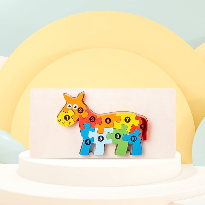 Copil mic manipulând piesele puzzle-ului din lemn 3D Flippy Magarus, activitate educativă
