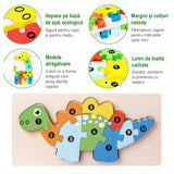 Copil jucându-se cu puzzle din lemn 3D Flippy, dezvoltare motricitate fină, vedere laterală