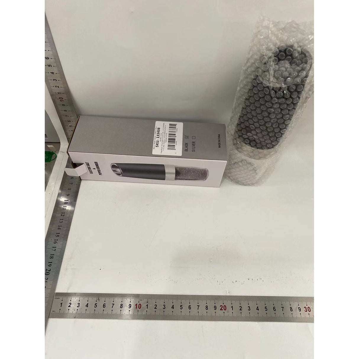 Rasnita Electrica Sare si Piper, Vivimall, cu Camera Depozitare Transparenta, Macinare, Functionare pe Baterii, cu Lumina, ABS, 20x6.5 cm, Negru/Transparent - vivimall.ro