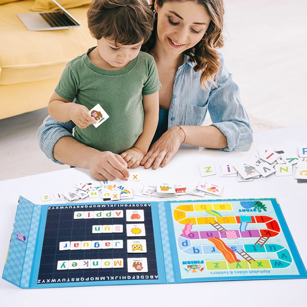 Joc educativ Montessori Flippy, formare cuvinte simple cu litere magnetice colorate