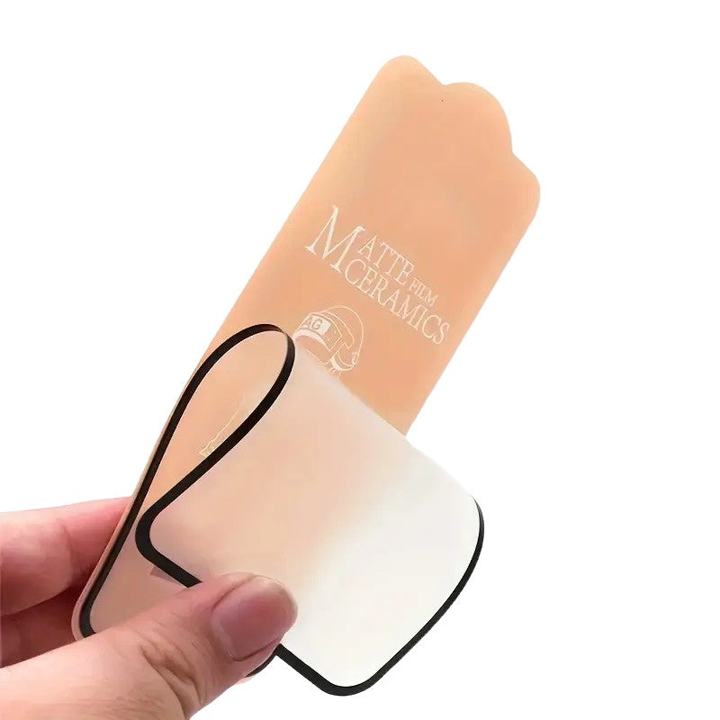 Folie protecție iPhone 15 ceramică TET flexibilă, detaliu textură mată și transparentă