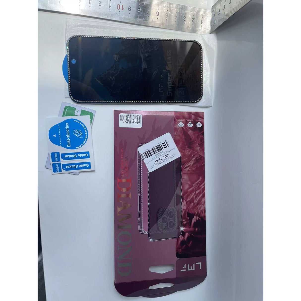 Conținut pachet folie privacy Tempered Glass iPhone 15 Pro cu pietricele și accesorii aplicare